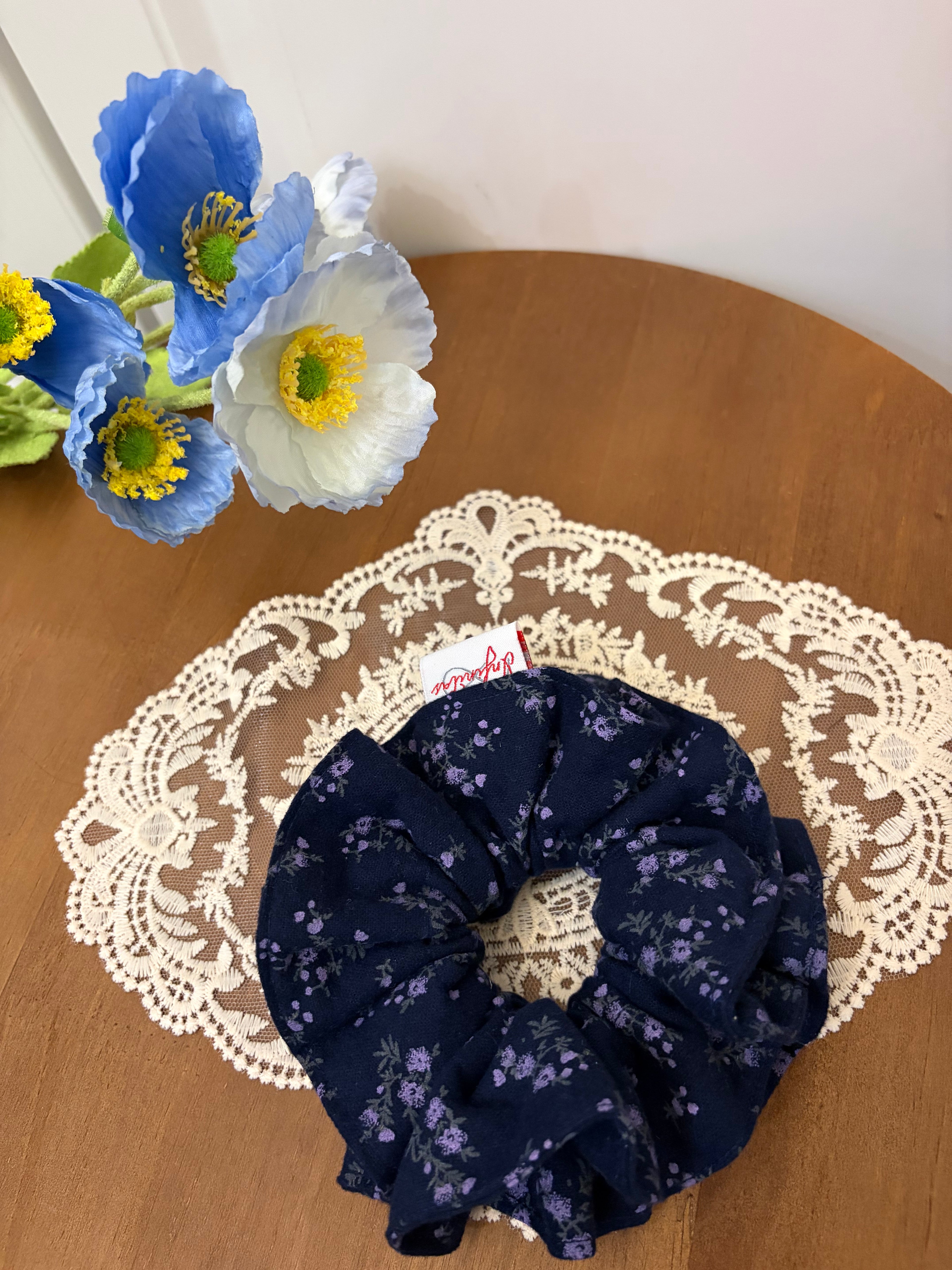藏青色紫碎花發圈 Navy Scrunchie with Purple Blooms